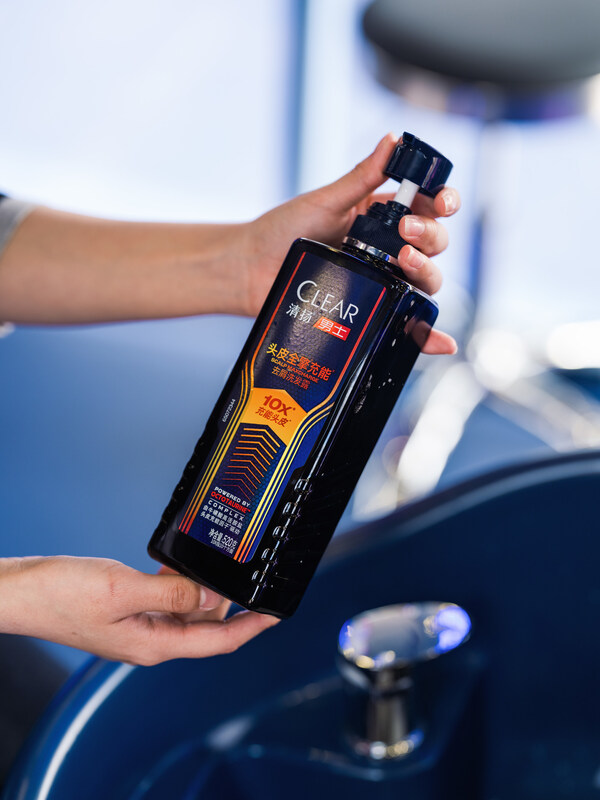 F1中国大奖赛期间，CLEAR清扬携手ORACLE红牛车队直面"头盔发"挑战