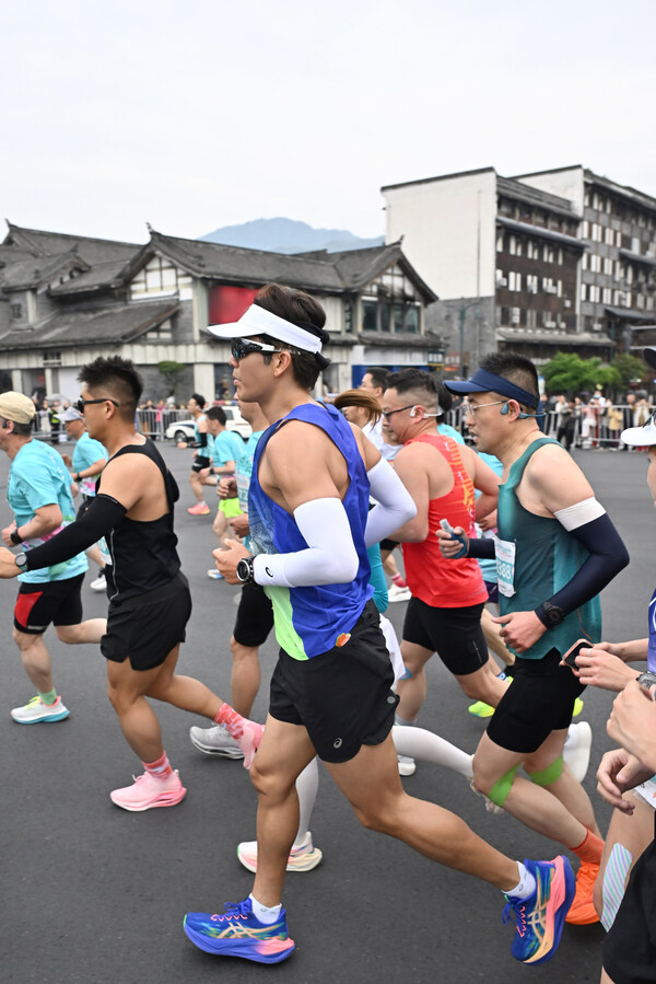 2026成都世遗马拉松精彩落幕 ASICS亚瑟士携手跑者共赴上场之道