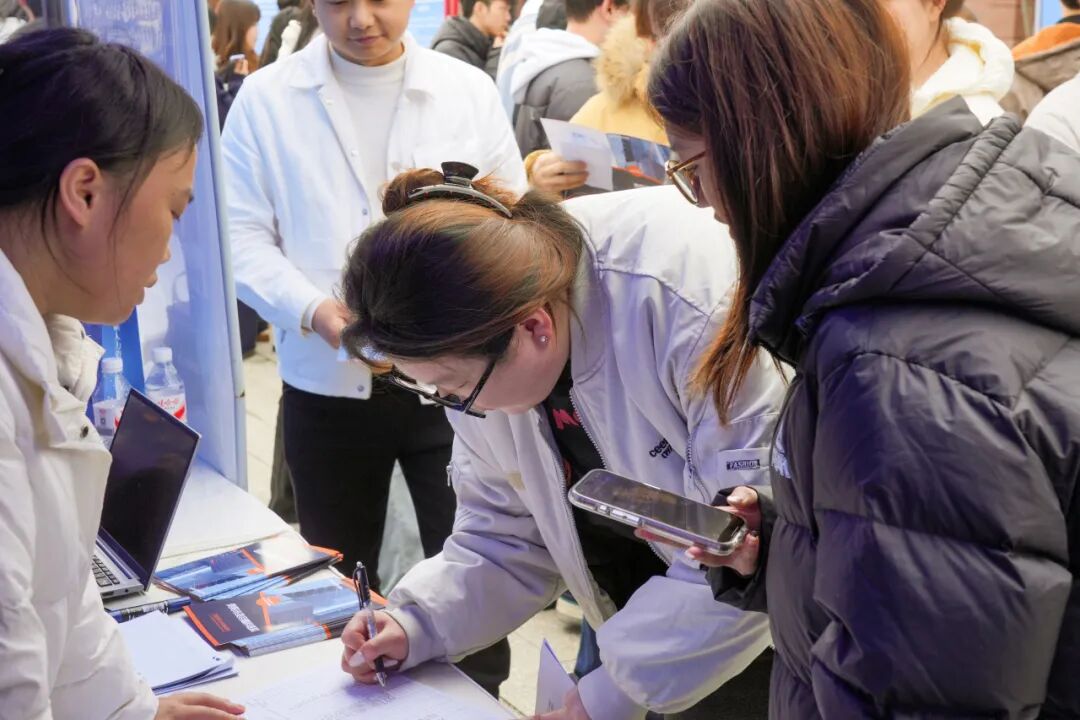 策马扬鞭促就业！贵州工商职业大学2026届毕业生春季校园招聘会成功举办