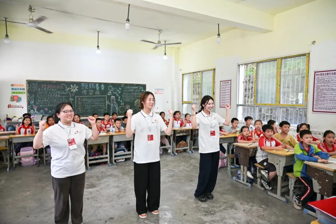 青春 · 榜YOUNG | 万明元：四次“三下乡”，他将“为人民服务”写在青春足迹