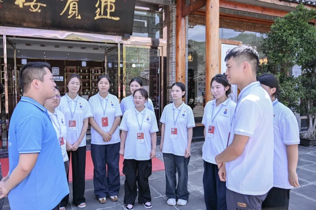 青春 · 榜YOUNG | 万明元：四次“三下乡”，他将“为人民服务”写在青春足迹