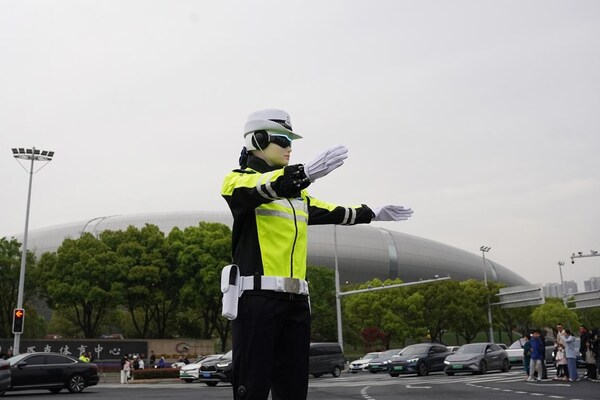 苏超开赛:墨甲交警机器人上岗常州,护航揭幕战 苏超开赛:墨甲交警机器人上岗常州,护航揭幕战
