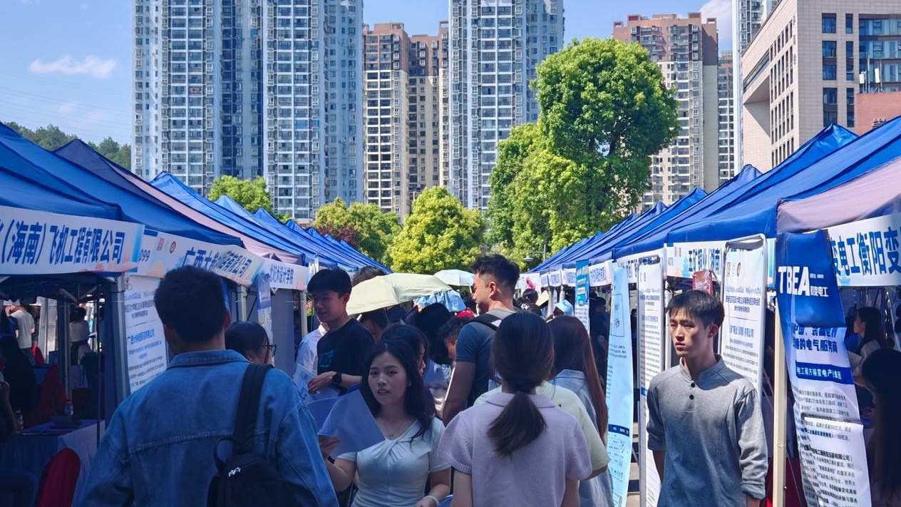 贵安新区花溪大学城2026年春季巡回招聘会在贵州大学举行