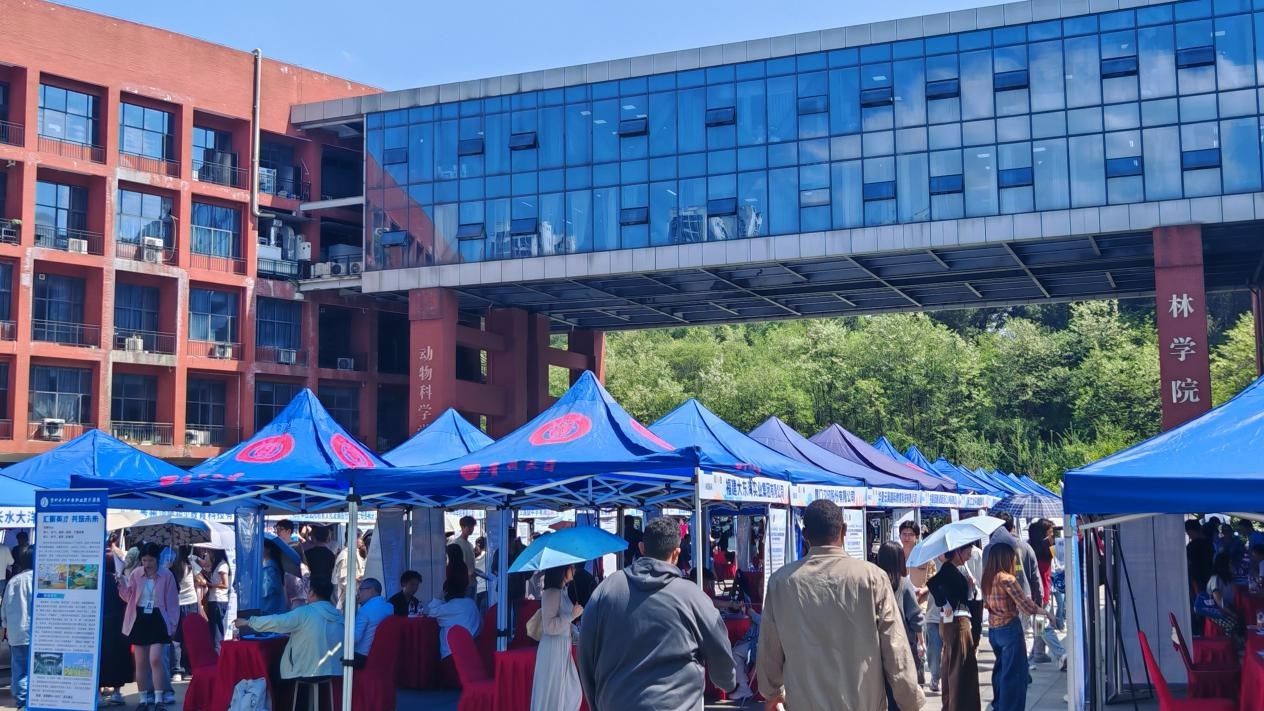 贵安新区花溪大学城2026年春季巡回招聘会在贵州大学举行