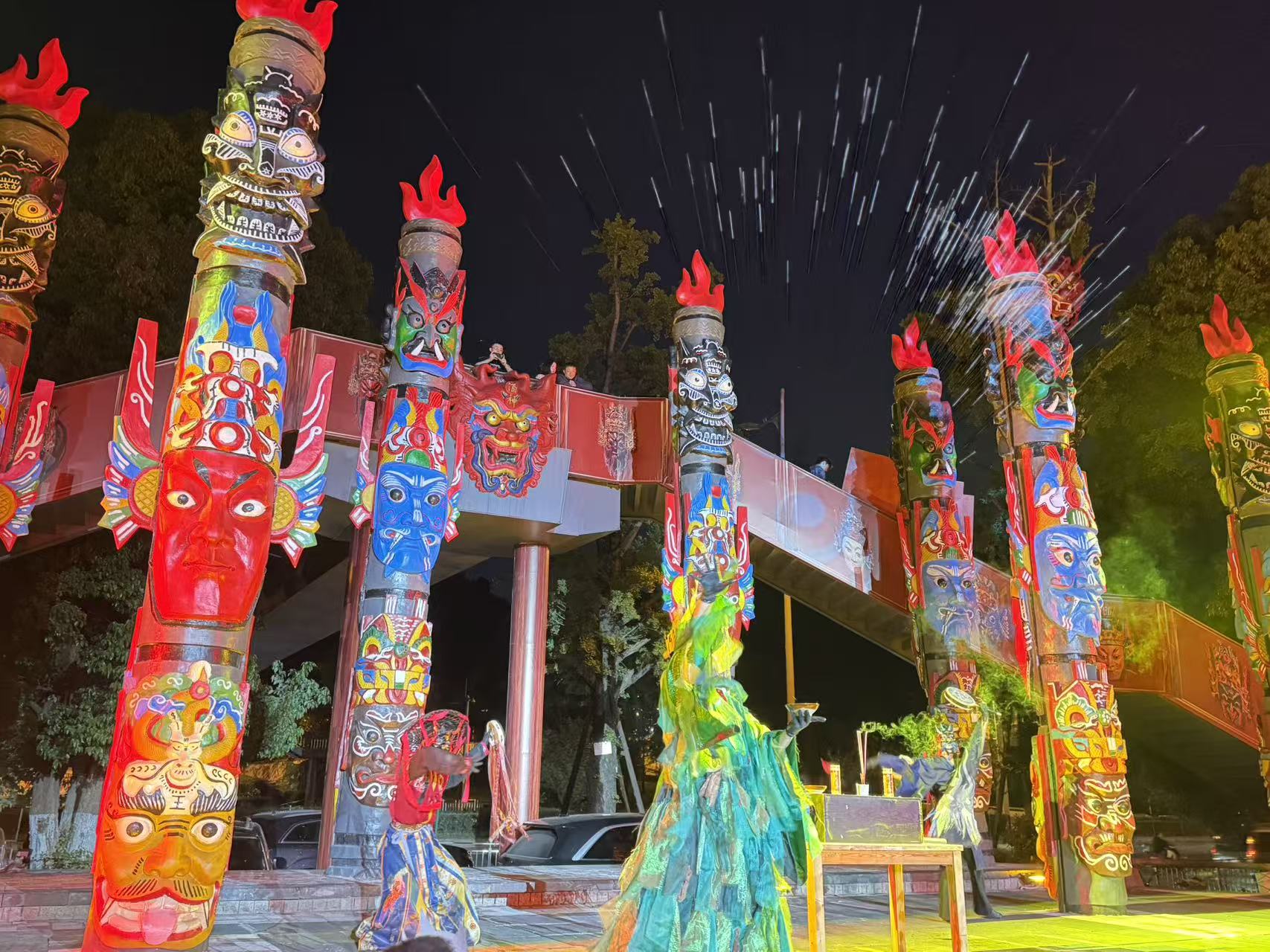 《爽爽贵阳嗨翻天·苗疆秘境狂欢节》启幕！贵阳花果园鼓楼风雨桥变身“苗疆秘境”