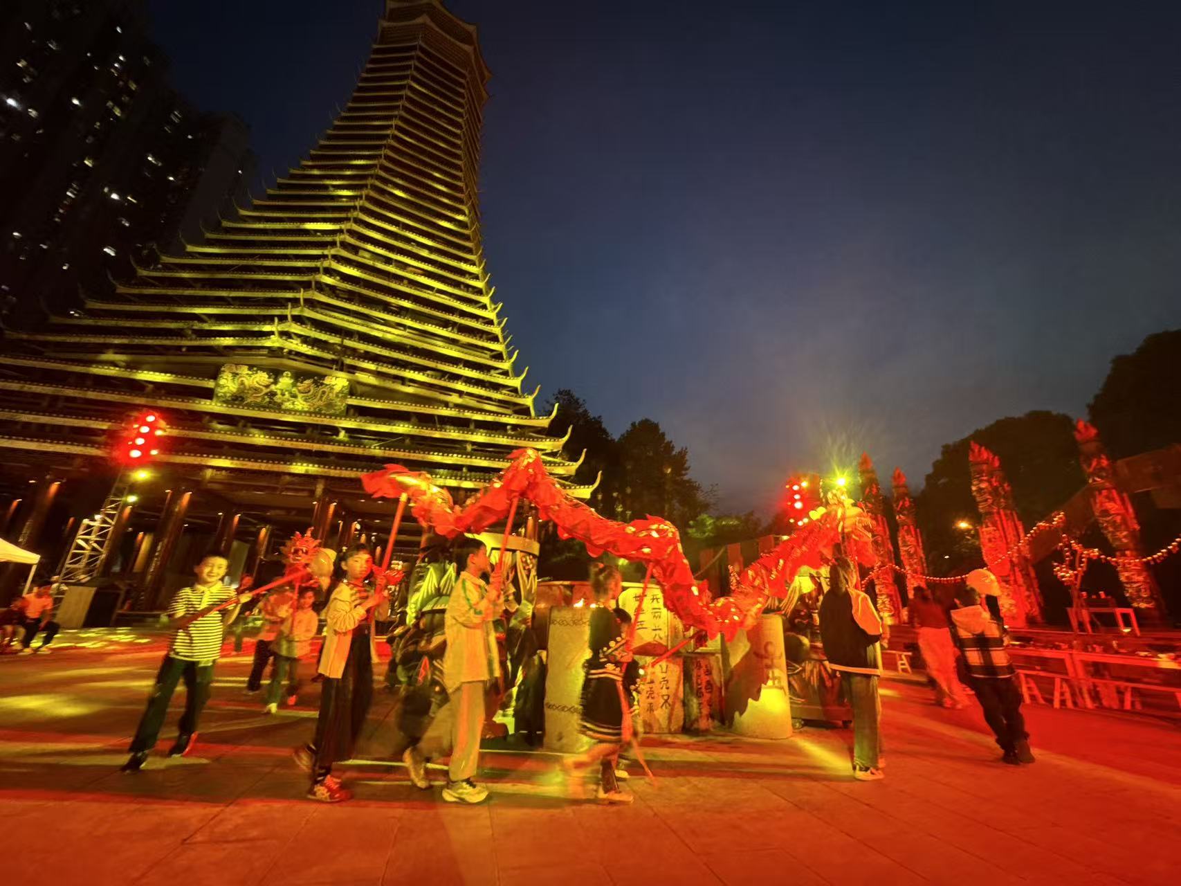 《爽爽贵阳嗨翻天·苗疆秘境狂欢节》启幕！贵阳花果园鼓楼风雨桥变身“苗疆秘境”