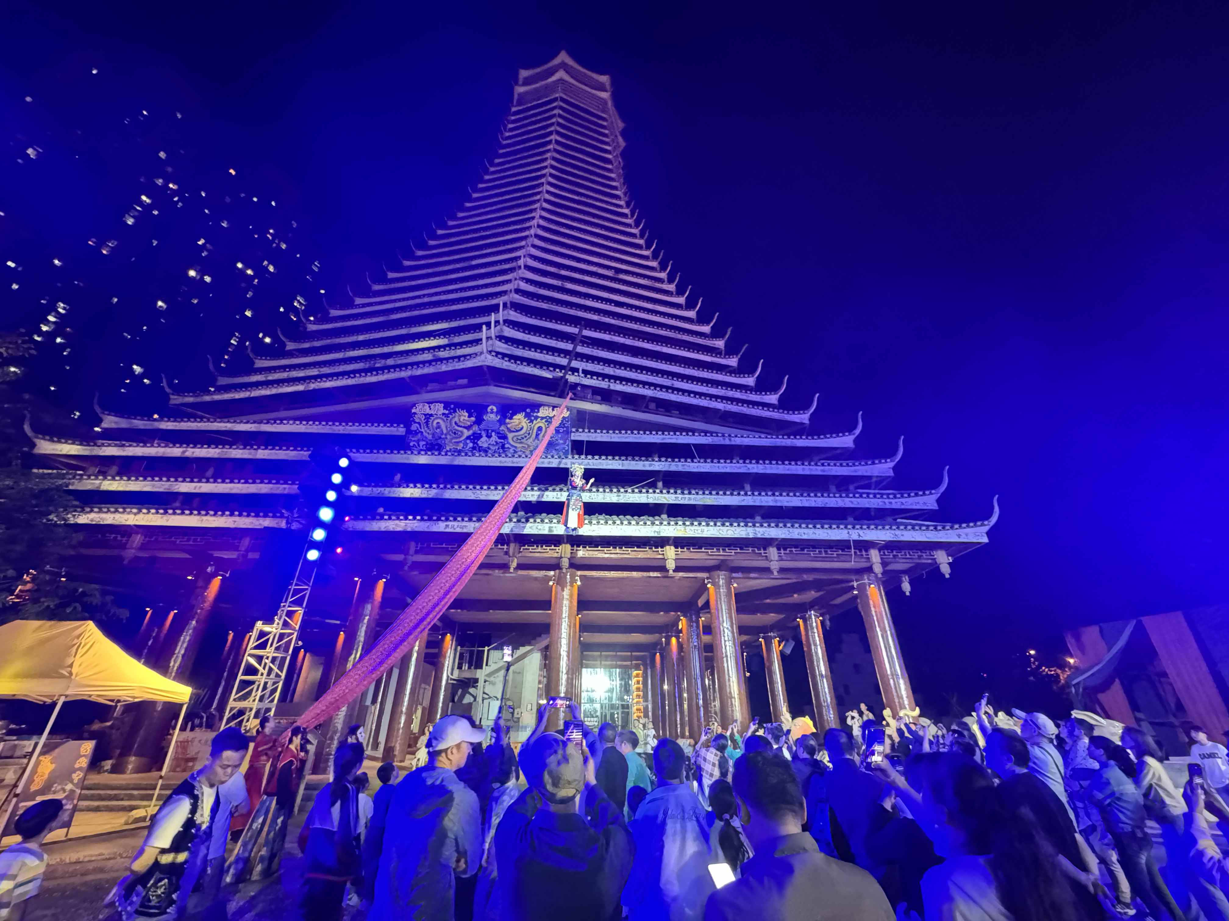 《爽爽贵阳嗨翻天·苗疆秘境狂欢节》启幕！贵阳花果园鼓楼风雨桥变身“苗疆秘境”