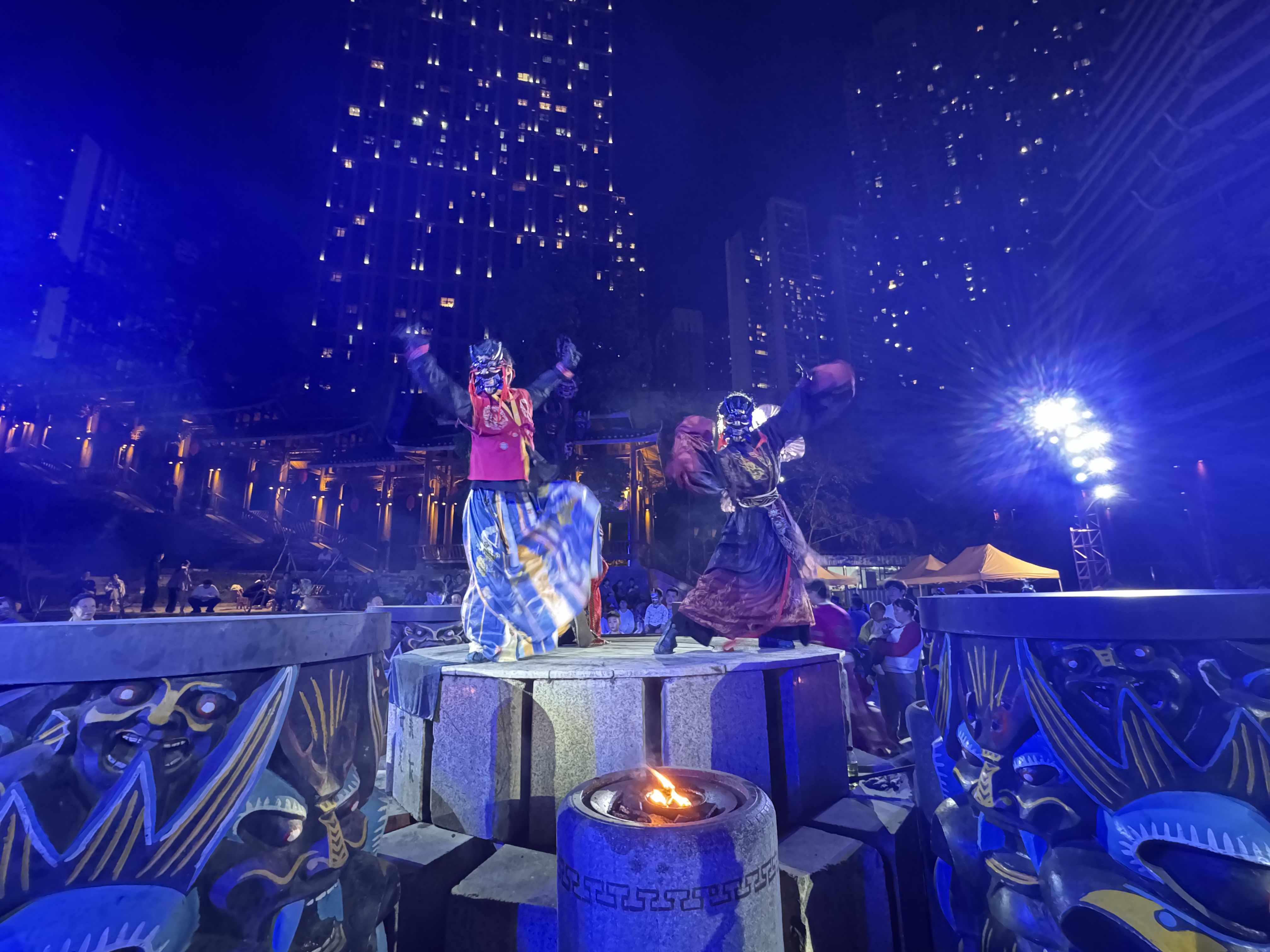 《爽爽贵阳嗨翻天·苗疆秘境狂欢节》启幕！贵阳花果园鼓楼风雨桥变身“苗疆秘境”