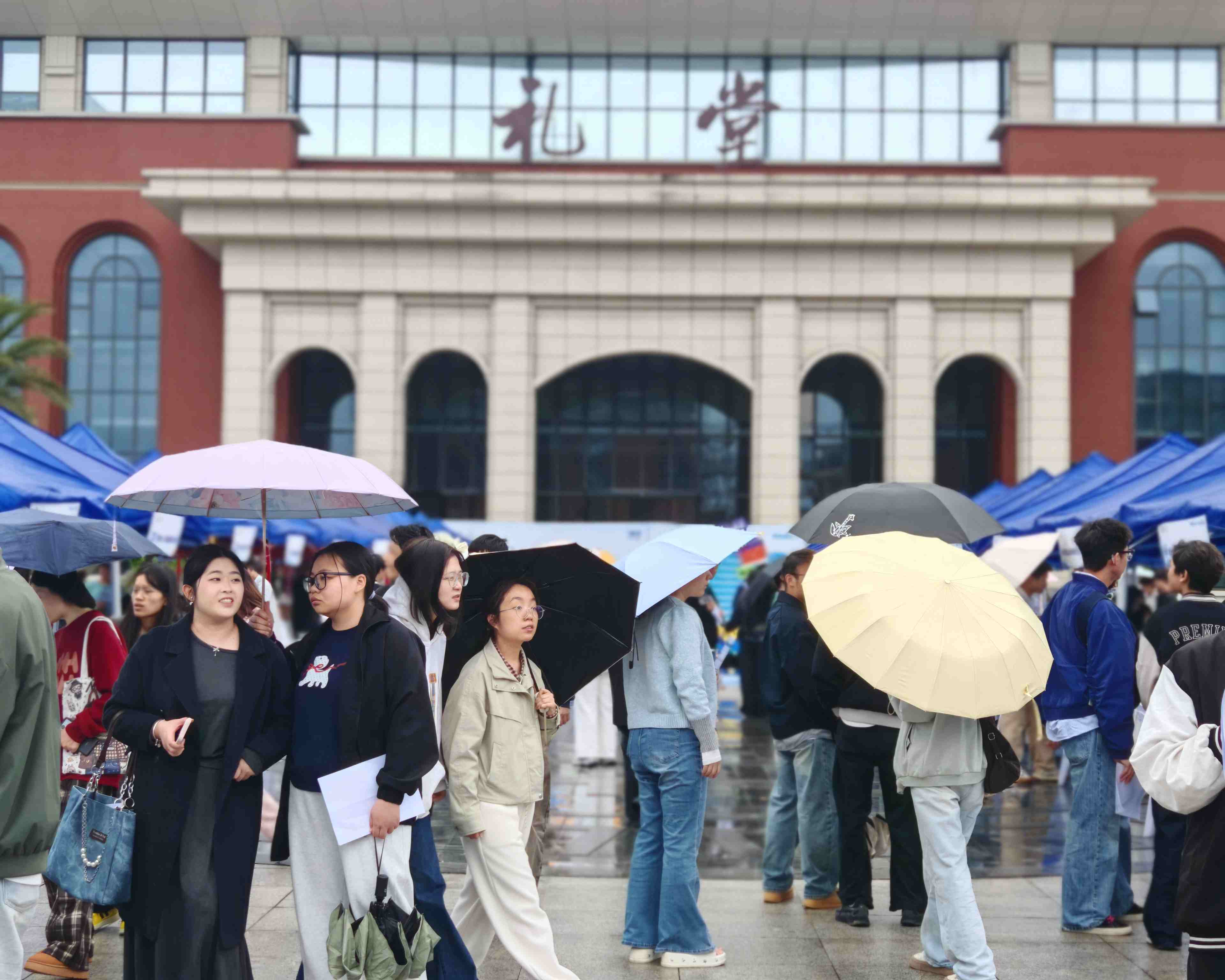 贵安新区花溪大学城2026年春季巡回招聘会在贵州医科大学举行