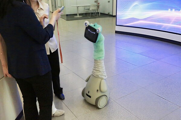 会畅科技OlloBot开辟赛博宠物新赛道 以情感连接重新定义家庭陪伴机器人 会畅科技OlloBot开辟赛博宠物新赛道 以情感连接重新定义家庭陪伴机器人