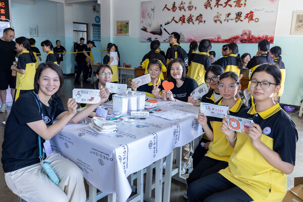 "同一视界"约定 五年公益长跑 依视路陆逊梯卡基金会集结专业之力照亮文山课堂