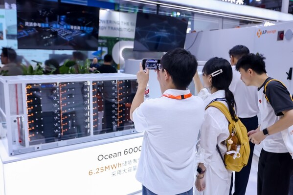 安全为基，AI赋能丨昱能科技携7大新品及全场景光储方案闪耀SNEC