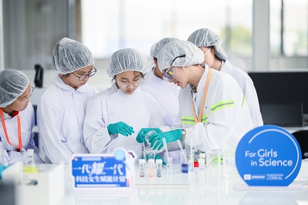 欧莱雅"一代耀一代"科技女生赋能计划2026首场活动落地苏州，以"一日好课"赋能AI时代中学生成长