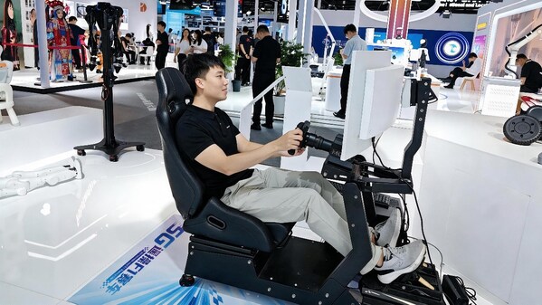 远程座舱如何控制真实赛车？看FM160的5G数传能力