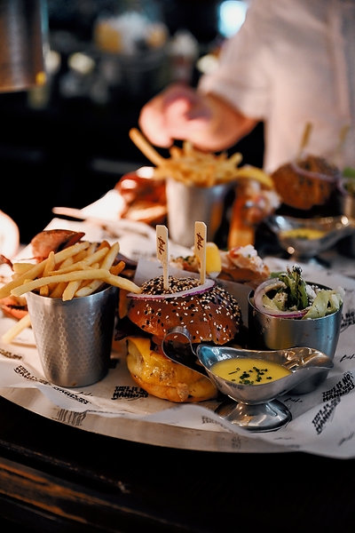 上海艾迪逊酒店再度携手 Burger & Lobster 以限定风味与城市互动装置，开启夏日玩味时刻