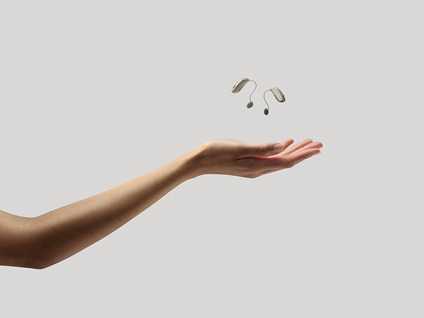 全新 ReSound Sensia™ 助听器突出用户真正想听的声音,而非只放大最响亮的声音 全新 ReSound Sensia™ 助听器突出用户真正想听的声音,而非只放大最响亮的声音