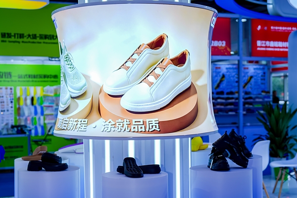 华峰Covershow®喷涂聚氨酯一体化解决方案闪耀第29届温州皮革鞋材鞋机展