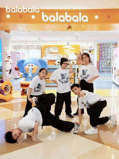 拥抱“萌友经济”：首家巴拉巴拉原创IP旗舰店落地，重构线下零售体验