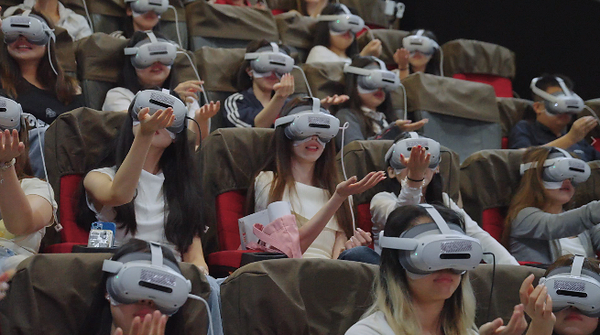 黄明昊首部VR音乐电影落地：斑偶研究所/Zebra Labs如何用“AI+VR”打开明星内容与粉丝经济新想象？