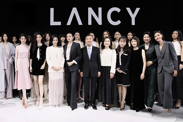 「她向無限•启元」朗姿LANCY二十六周年大秀北京启幕 「她向無限•启元」朗姿LANCY二十六周年大秀北京启幕