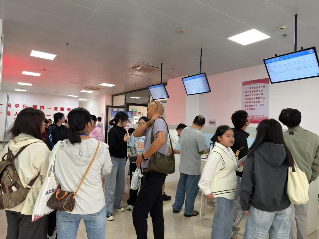 聚力助就业 黔东南开展2026年高校毕业生专场招聘活动