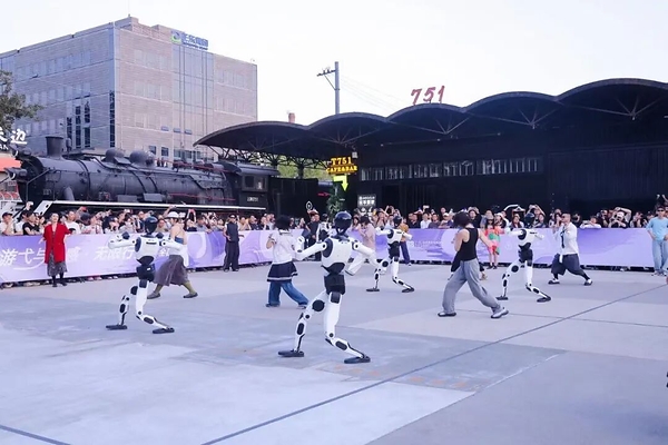 冠军天工，从赛场到艺术场 -- 北京人形×陶身体2团×798"人机共舞"亮相艺术与科技周