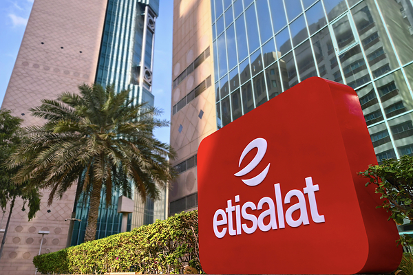 Mansour bin Zayed 见证 etisalat 启动阿联酋境内及海外数字基础设施扩建项目，计划到 2030 年将国际连接容量提升至逾 500 Tbps