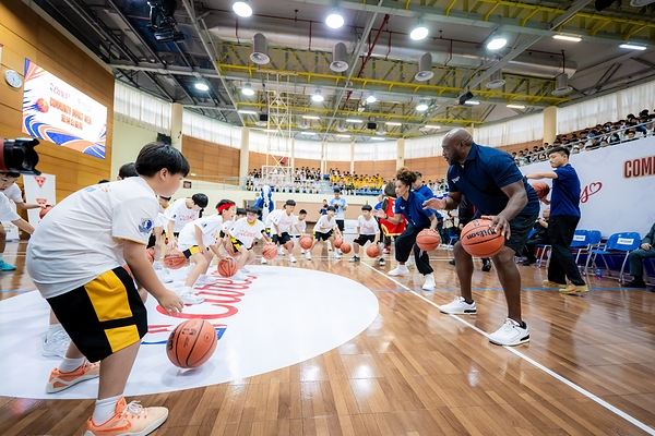 金沙中国续展公益周活动  邀NBA球星与教练走进澳门校园