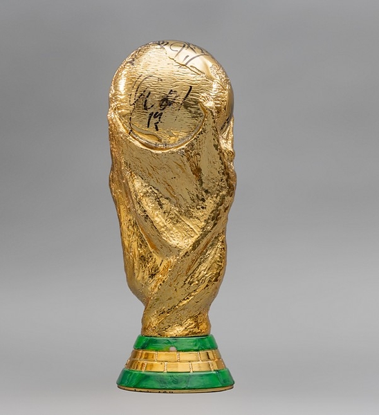 阿根廷 2022 年夺冠庆典奖杯复制品及 Messi 球星卡即将上拍 阿根廷 2022 年夺冠庆典奖杯复制品及 Messi 球星卡即将上拍